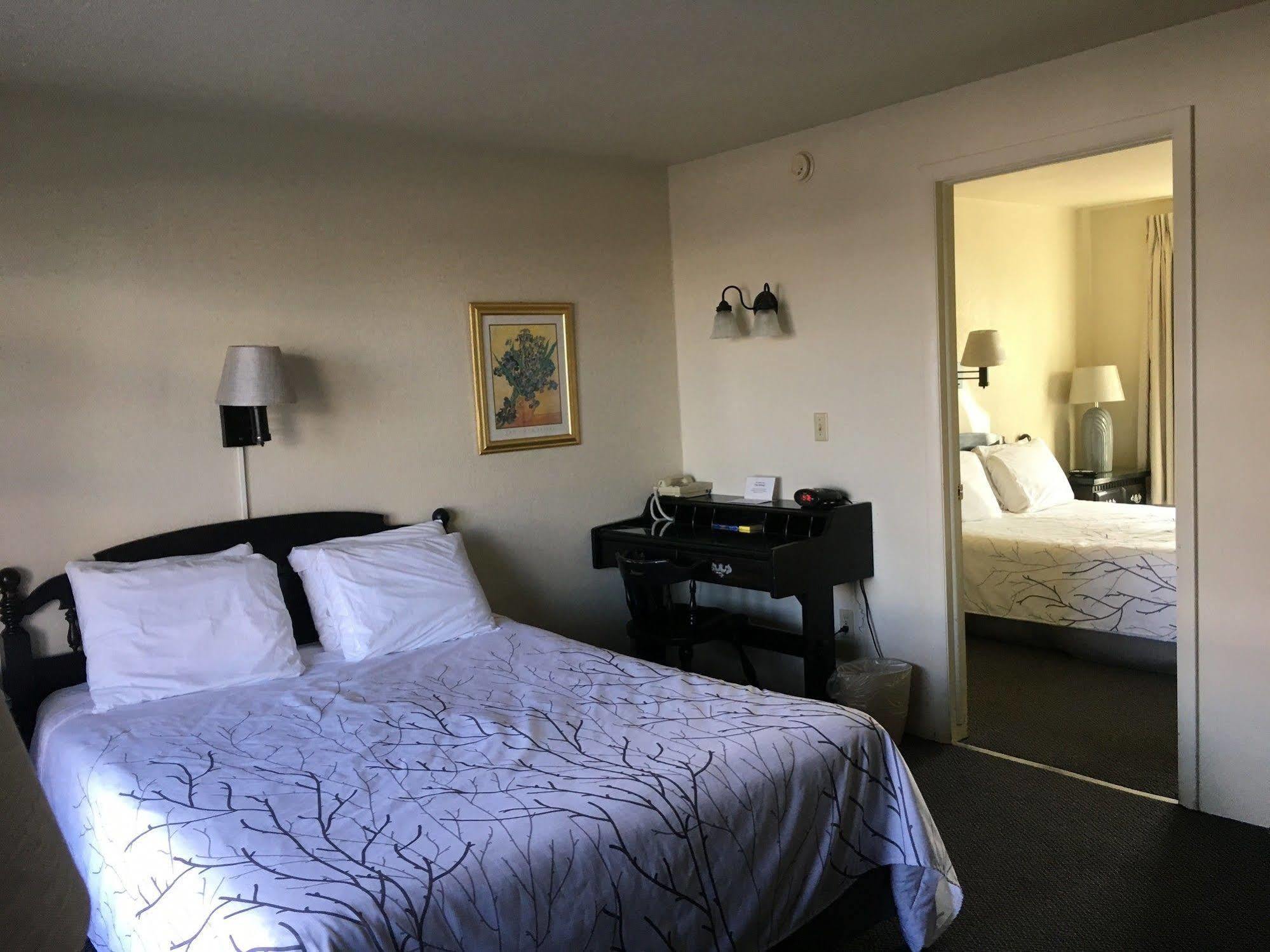 Continental Inn Cheboygan Eksteriør billede